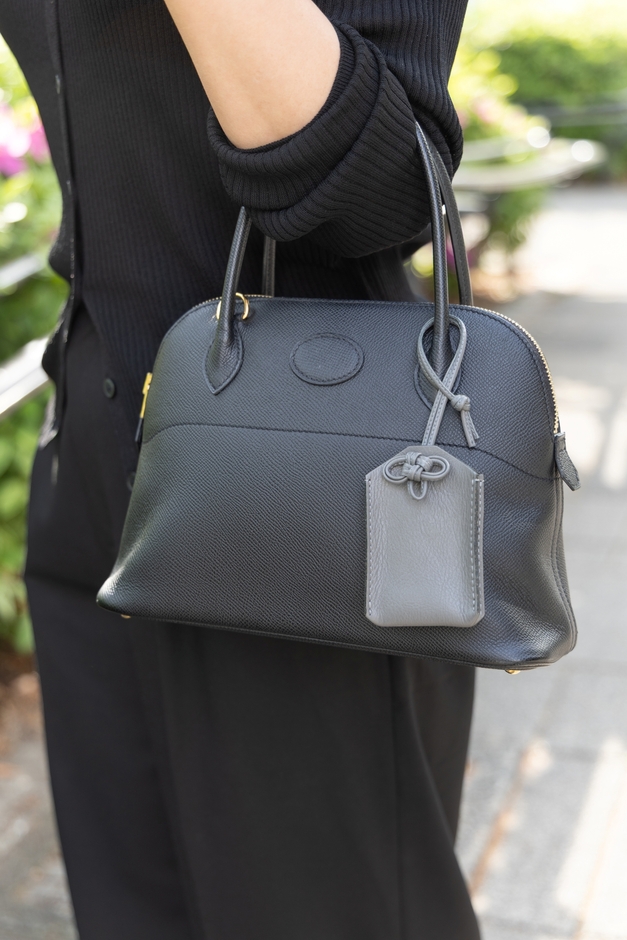 洗練された印象の「グレー」