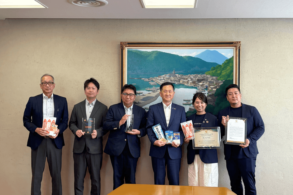 左から野崎副市長、トイメディカル取締役 山口、代表取締役社長 竹下、馬場市長、ふく成取締役 平尾有希氏、代表取締役社長 平尾優氏