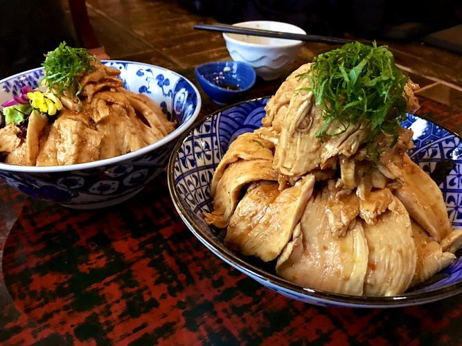 看板商品の鳥わさ丼