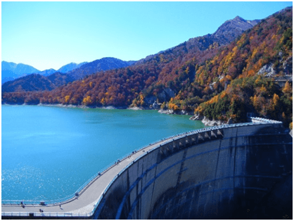 彩り鮮やかな紅葉の山肌に囲まれた黒部ダム湖畔2