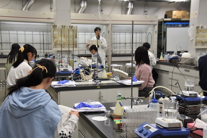 実験の内容を説明する永田教授