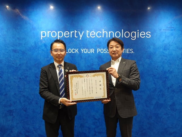 左:山陰合同銀行 大阪中央営業部長 中島 善衞 様、右:当社代表 濱中 雄大