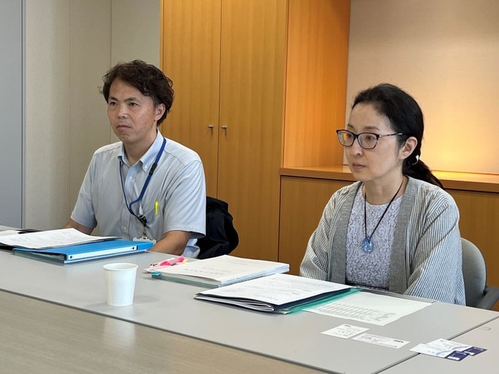 アルコール・インターロック法制化の必要性を聞く山崎参事官(右)