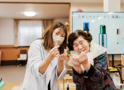 ファーマフーズが高齢者施設で「美容・身だしなみケア」の社会貢献活動を実施