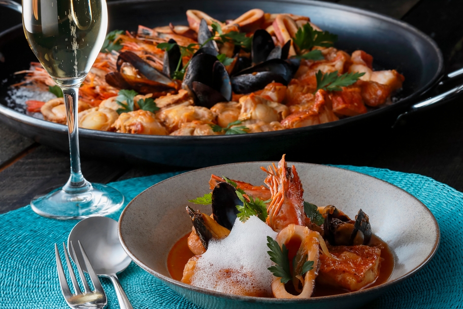 【Lunch & Dinner】シーフードの盛り合わせ ブイヤベーススープをそそいで