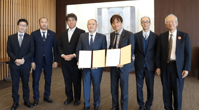 署名した覚書を手に記念写真に納まるバダムハタン所長(右から4人目)と加計理事長(右から3人目)