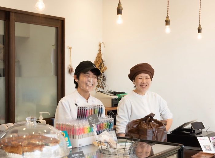 接客業務など笑顔の見える所でお使いいただいております。