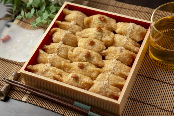 写真：一口いなりとわさび梅の二種セット