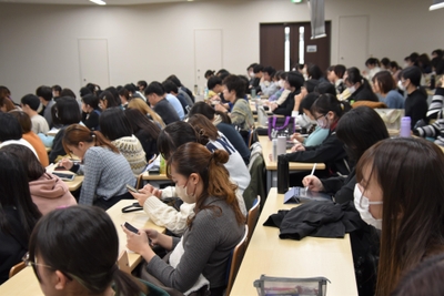 熱心に講義を聴く学生たち