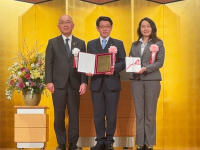 (左から)信金中央金庫 柴田弘之理事長、当社代表取締役社長 若林、当社執行役員技術部長 石戸