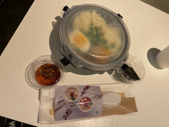 デリバリー用の密閉容器（Uber Eats）坦々冷麺