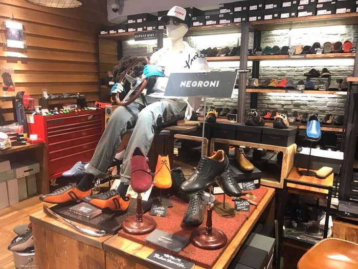 ギャラリーでは「NEGRONI」のシューズや「CACAZAN」のグローブの品ぞろえも充実
