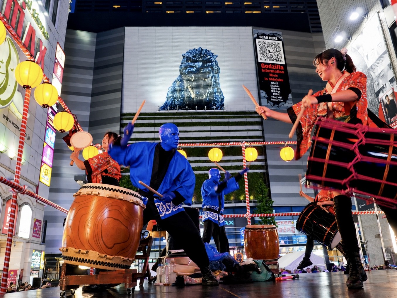 ブルーマン、3 年連続で「歌舞伎町 BON ODORI」に登場！
真夏の歌舞伎町を“青く”染める！