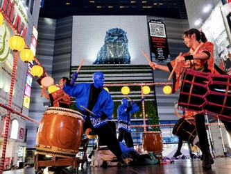 ブルーマン、3 年連続で「歌舞伎町 BON ODORI」に登場！
真夏の歌舞伎町を“青く”染める！
