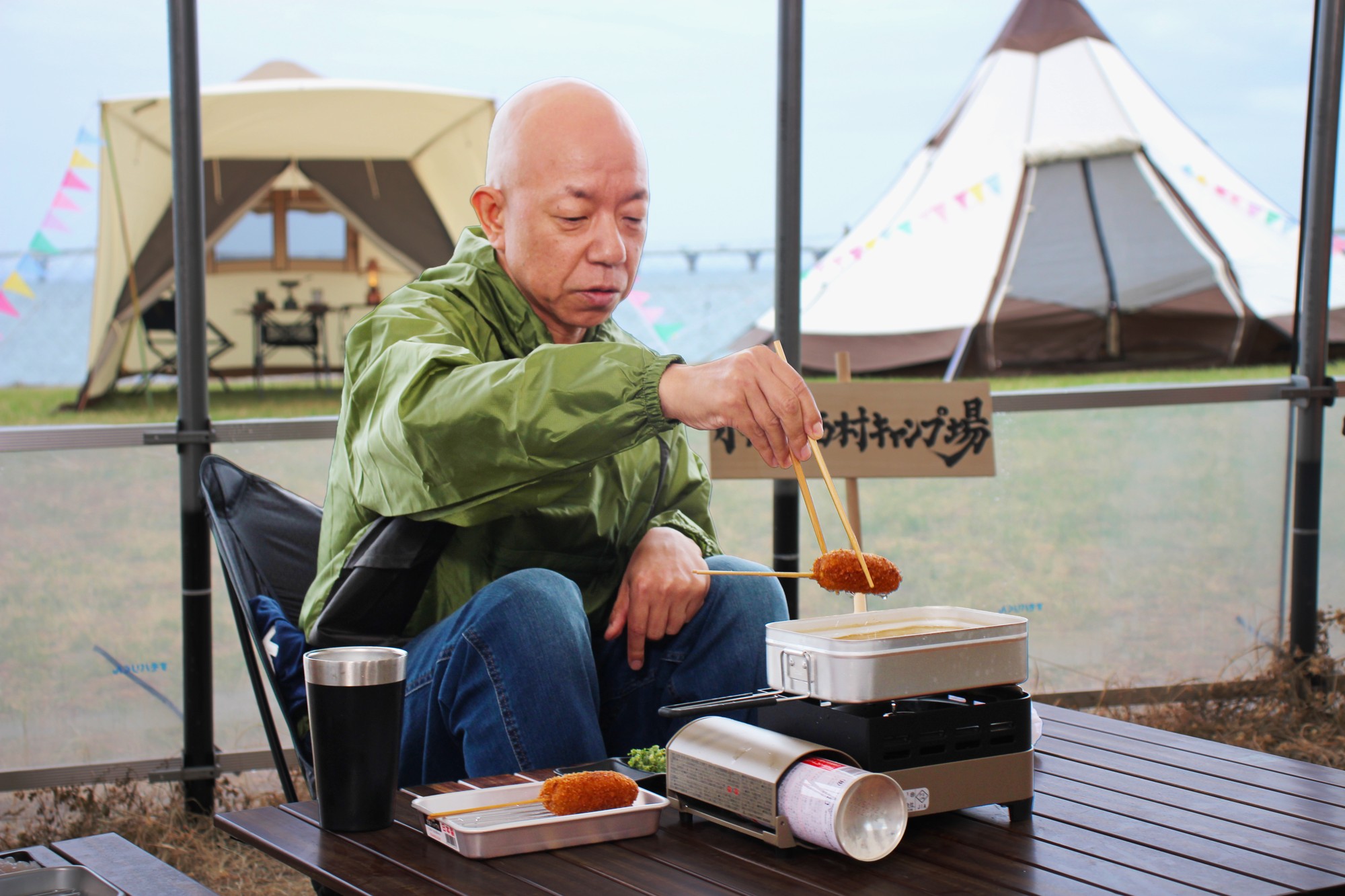 ビーフカツを自ら揚げる小峠