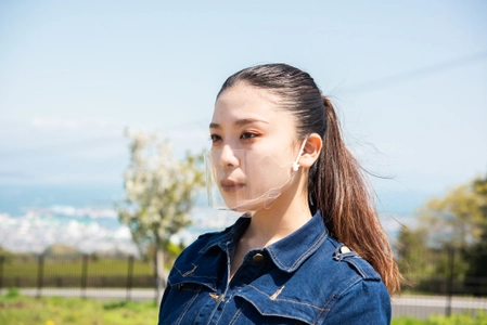 コミュニケーションを邪魔しない国産透明マスク 「透明マウスシールド」がクリアな口元はそのまま、 安定感を増して掛けやすくリニューアル