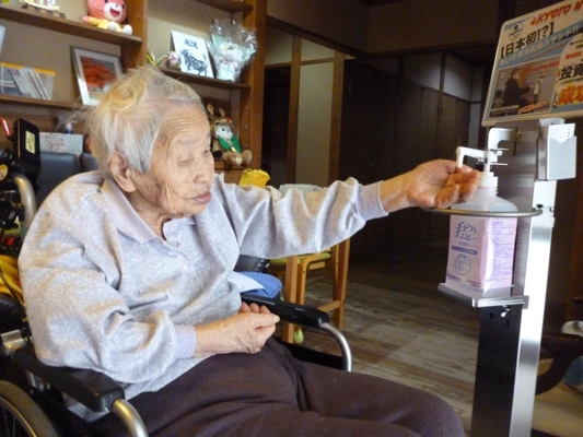 日本初！？「車いすの方でも使いやすい消毒液スタンド」の クラウドファンディングを5月28日まで実施