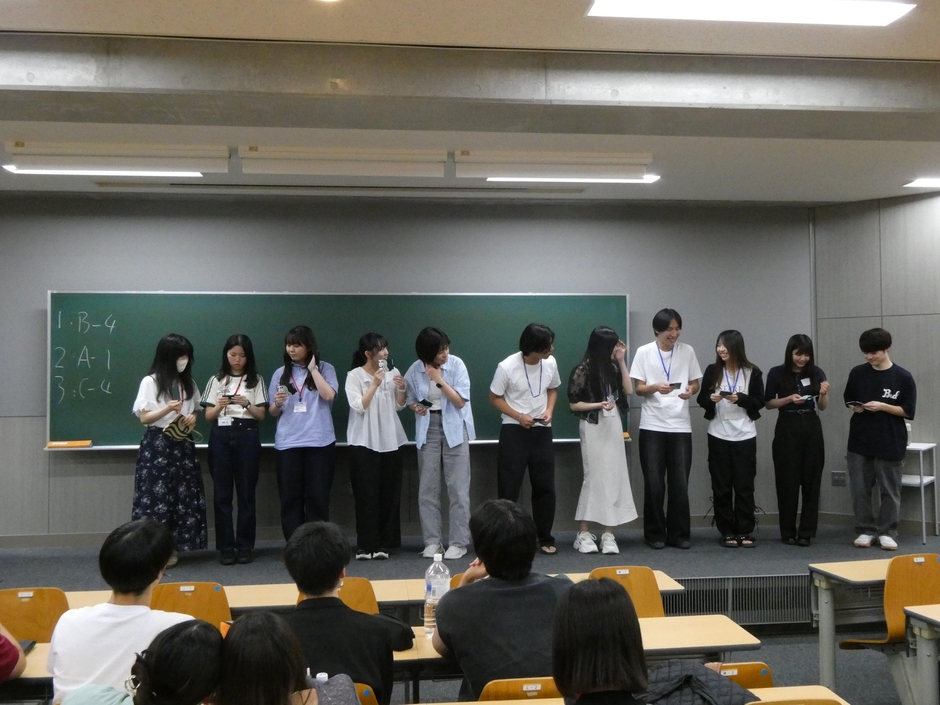 最優秀に選ばれて表彰を受けた班の学生たち。右から３番目から６番目までが川島ゼミの学生