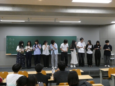 最優秀に選ばれて表彰を受けた班の学生たち。右から３番目から６番目までが川島ゼミの学生