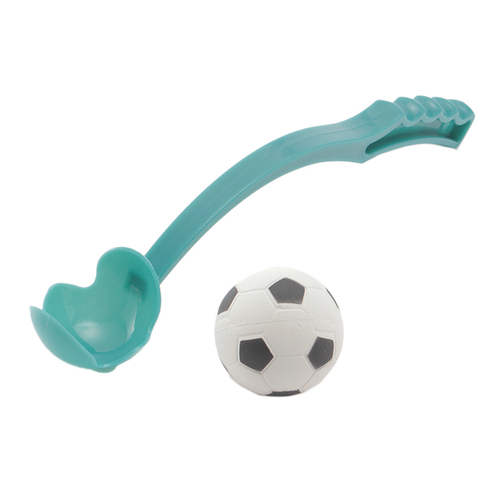 「スイングスティック Soccer」価格：490円／ボールを装着して軽く振るだけで、ボールを遠くまで飛ばせます。