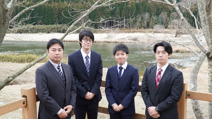 南山城村役場前 木津川を背景に