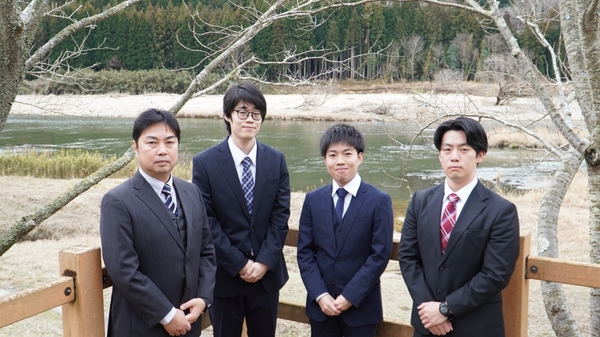 南山城村役場前 木津川を背景に