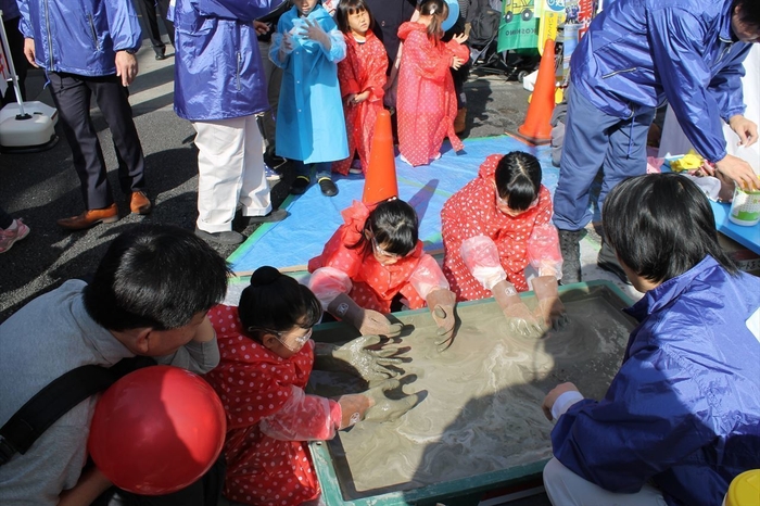 生コンクリートにさわってみよう!