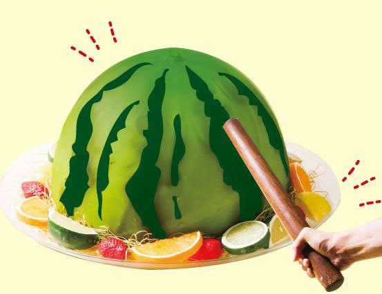 ▲スイカに見立てたチョコレートを割ると中からスイーツが!何が出るかはお楽しみ♪