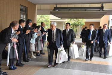 【名城大学】令和７年度の定年退職者辞令等交付式を開催
教職員15人がキャンパスや校舎に別れ