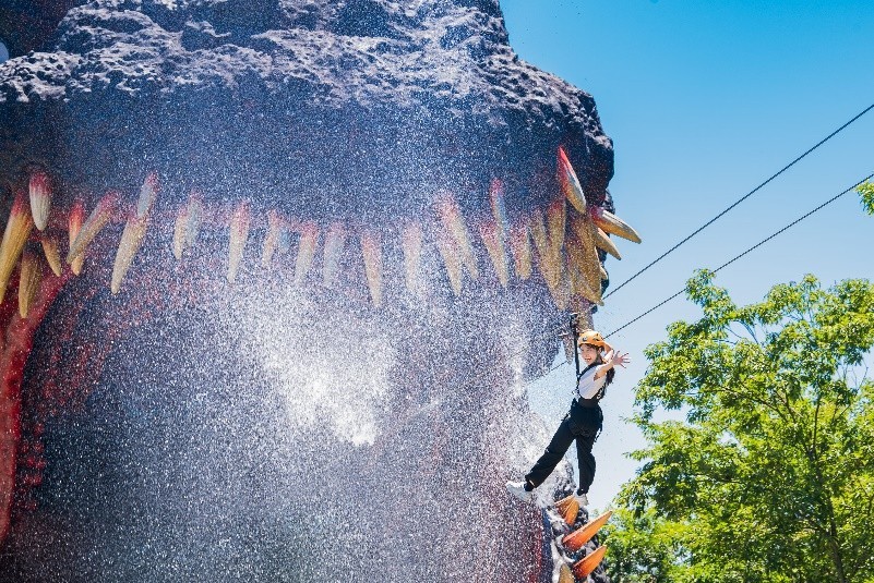夏季限定!ニジゲンノモリ「ゴジラ迎撃作戦」
びしょ濡れ爽快ジップライン『スプラッシュゴジラ2026』
7月10日(金)~9月30日(水)まで開催