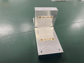 図3 垂直に折れ曲がった立体構造物評価用のスルーの標準器 (C)2024 EuMA