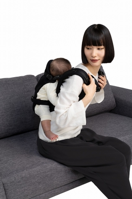リュックを背負うようにスムーズにおんぶ。肩ベルトが厚く安定感があります。