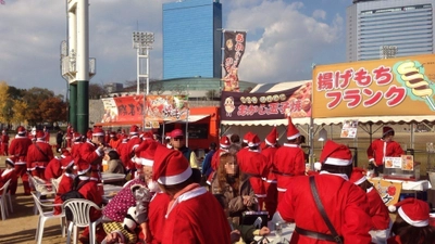 大阪城公園を“サンタ姿で走って食べる”チャリティイベント　 「グルメサミット」×「グレートサンタラン」を12月3日開催