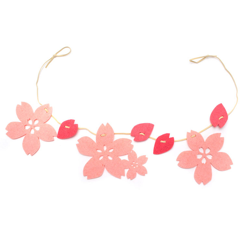 「フェルトガーランド Sakura」価格：190円／サイズ：W55×H11cm／卒業・入学・進級・お花見など、春のイベントを演出してくれる桜のガーランドです。