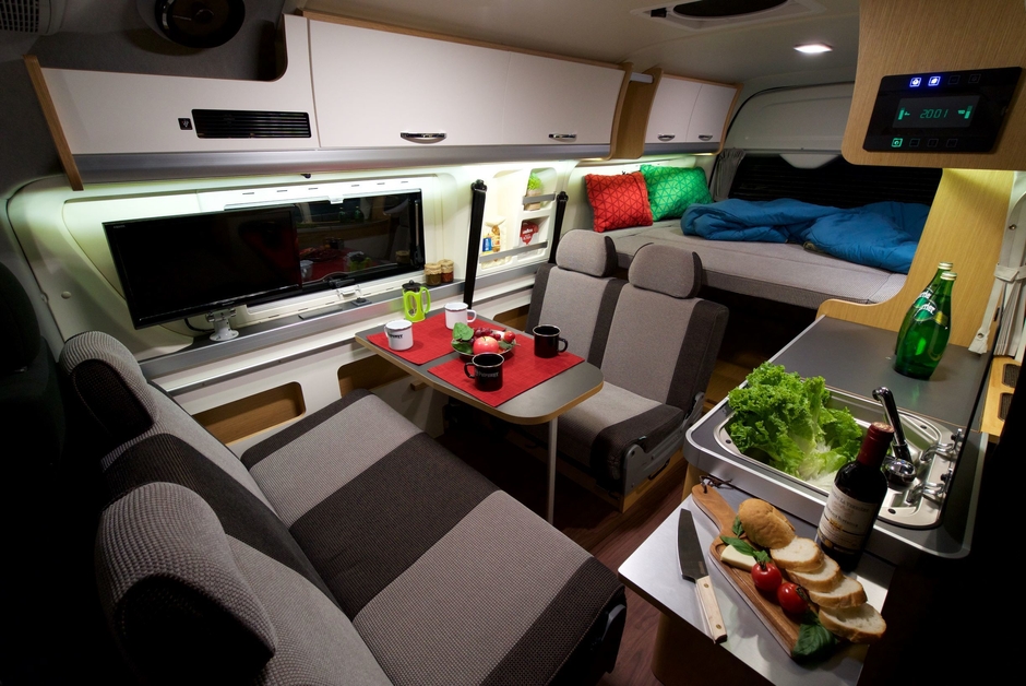 リビングのようにくつろげる室内。