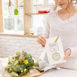 簡単におうちで生け花が楽しめる！ 「ブーケキーパー」「イケバナキーパー」を発売　 ～抗菌性によりお花が長持ちする純錫(すず)製の生け花グッズ～