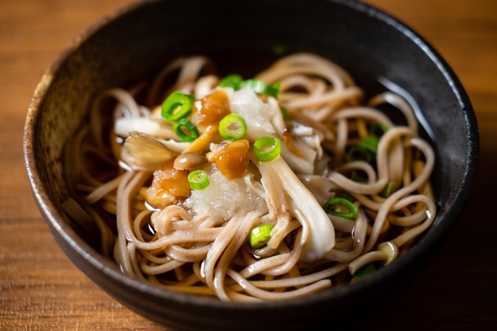 地元の山菜を使用したおろし蕎麦