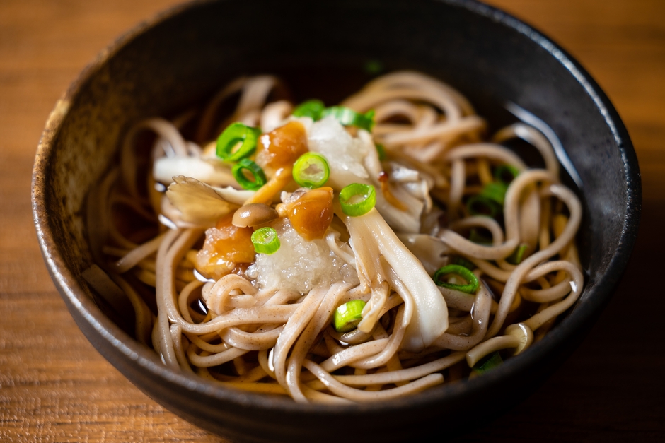 地元の山菜を使用したおろし蕎麦