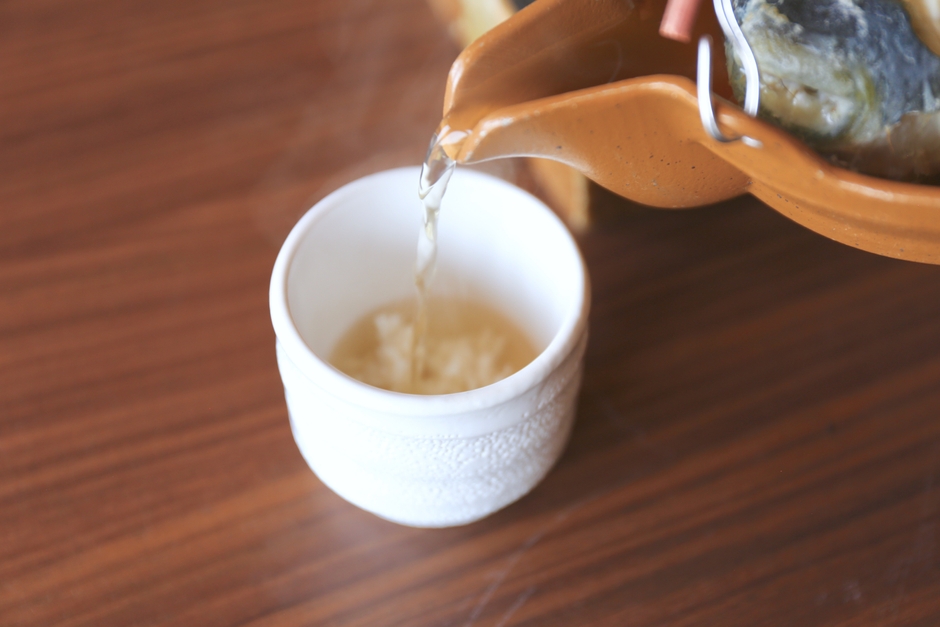 削いだ身も一緒にひれスープを