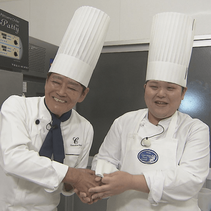 チョコレートショップの佐野社長と握手をするぼる塾・田辺