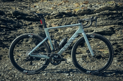 エアロードやエンデュレース CFRといったレースバイクよりもスタックを高く(ハンドルを高く)、リーチを短く(ハンドルを近く)設計した、スポーツジオメトリーを採用。より自然で無理のないアップライトポジションにより、長時間のライドでも高いパフォーマンスを発揮し続けることができます。