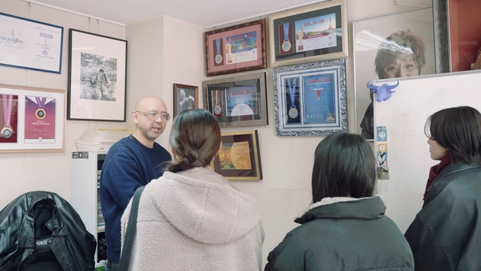 技能五輪で金メダル獲得に携わってきた蜜沢大輔氏の話に耳を傾ける学生たち。