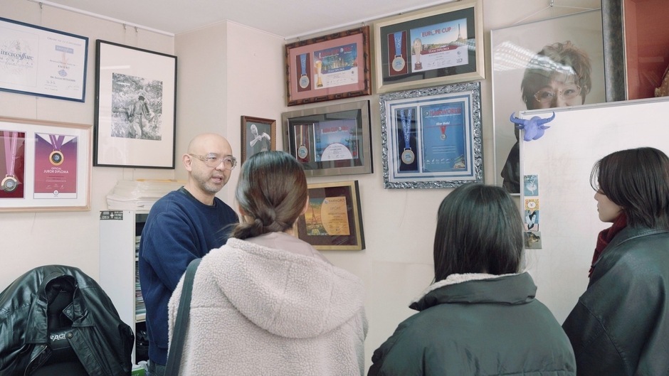 技能五輪で金メダル獲得に携わってきた蜜沢大輔氏の話に耳を傾ける学生たち。