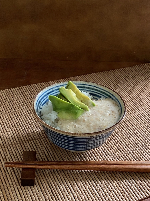 ご飯かけアボカド添え