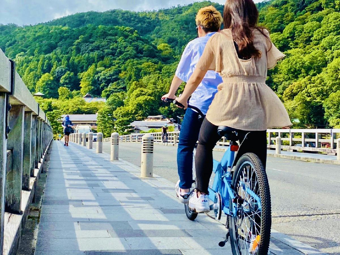 渡月橋を爽快に走るタンデム自転車