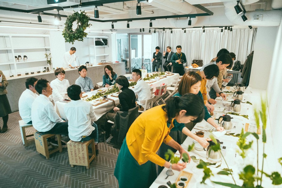 知覧茶の試飲と生産者との交流を愉しむ日本茶カフェオーナーの様子