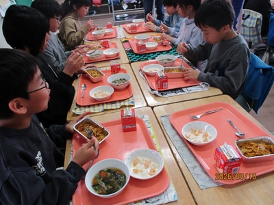 楽しく給食を味わう子供たち