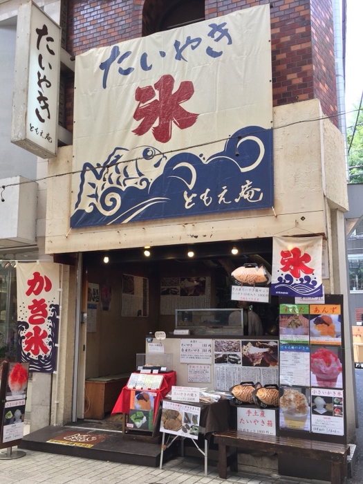 たいやき ともえ庵店頭　夏仕様の看板になっています