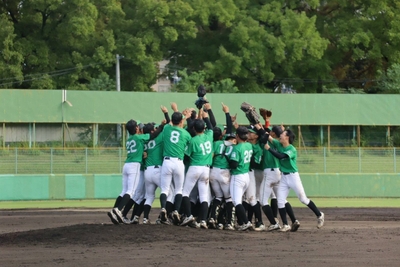 2部優勝が決まりマウンドに駆け寄る理大の選手たち