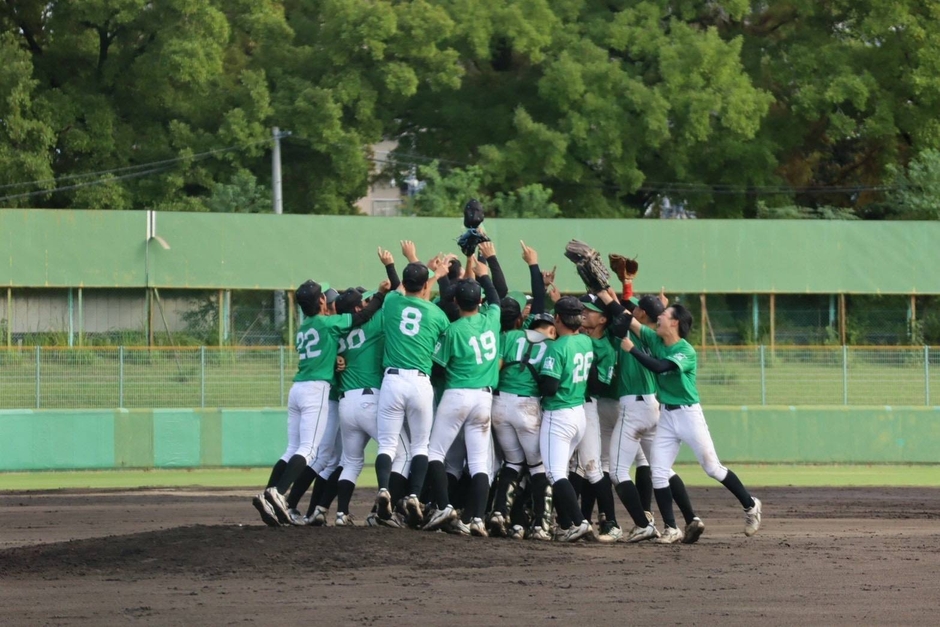 2部優勝が決まりマウンドに駆け寄る理大の選手たち